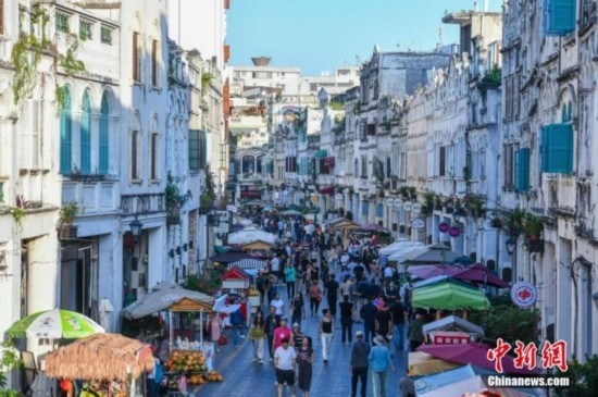 圖為?？隍T樓老街游客如織。 <a target='_blank' href='/' ><p align=