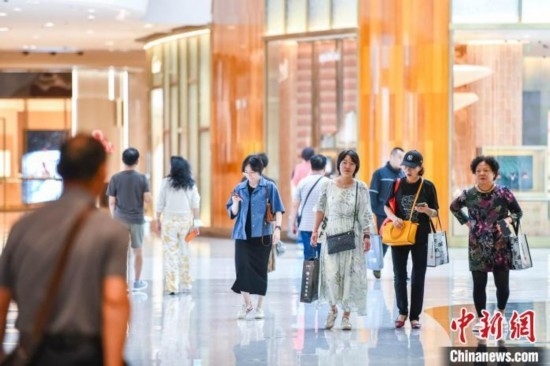 圖為顧客在cdf?？趪?guó)際免稅城內(nèi)選購(gòu)商品。<a target='_blank' href='/' ><p align=