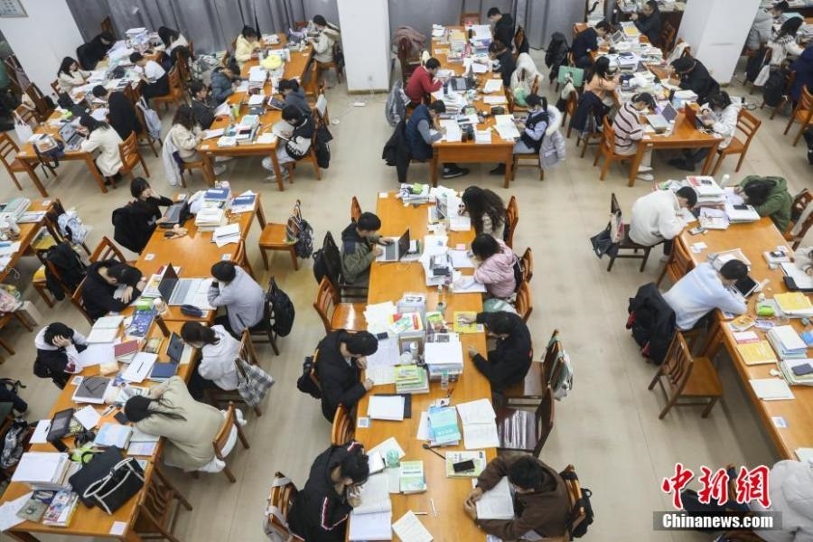 資料圖：眾多考研學(xué)生在南昌大學(xué)圖書館的自習(xí)室內(nèi)復(fù)習(xí)備考。劉力鑫 攝