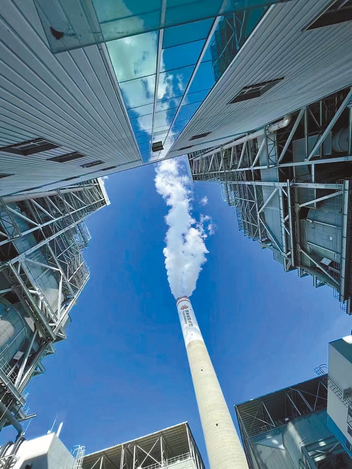  綠色低碳 近日，來(lái)自10余個(gè)國(guó)家的國(guó)際青年跟隨“世界青年能源行”活動(dòng)走進(jìn)國(guó)家能源集團(tuán)江蘇泰州電廠。作為亞洲最大火電二氧化碳捕集、利用與封存項(xiàng)目，該項(xiàng)目每年可捕集消納二氧化碳50萬(wàn)噸。 美國(guó)籍演員、主持人 史蒂文·韋德斯攝 “走在電廠里，體驗(yàn)各種高科技，真切感受到中國(guó)在清潔能源方面發(fā)展迅速，許多技術(shù)走在了世界前列。”