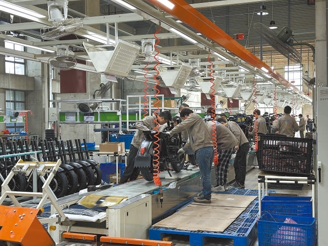  產(chǎn)業(yè)領(lǐng)跑 在長(zhǎng)三角一體化發(fā)展格局下，新能源制造業(yè)通過(guò)產(chǎn)業(yè)集群協(xié)同發(fā)展，形成現(xiàn)代化產(chǎn)業(yè)體系。圖為位于江蘇常州市的比亞迪工廠內(nèi)，工作人員正在組裝銷往非洲國(guó)家的電動(dòng)摩托車。 拉丁美洲通訊社古巴籍?dāng)z影記者 朗尼·洛佩茲（中文名羅帥）攝