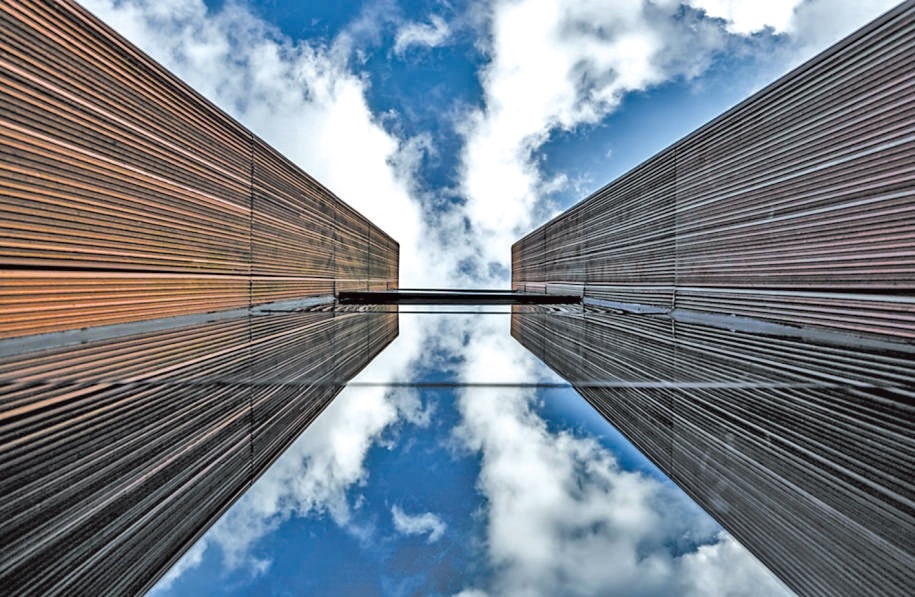  開(kāi)放共享 今年9月，改造升級(jí)后的上海凝聚力工程博物館開(kāi)門迎客。博物館大廳公共區(qū)域在功能提升、資源整合后，釋放更多公共服務(wù)空間，帶給市民更多新體驗(yàn)。 上海某餐廳法國(guó)籍廚師 邁克爾·溫德林?jǐn)z