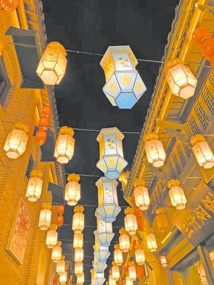  古城新韻 位于安徽安慶市安慶古城的倒扒獅歷史文化街區(qū)依江而建，在保留歷史建筑的同時(shí)，引入產(chǎn)業(yè)新業(yè)態(tài)，激發(fā)歷史文化街區(qū)活力，吸引了眾多游客前來(lái)游玩。 韓國(guó)籍視頻博主 金峻范攝