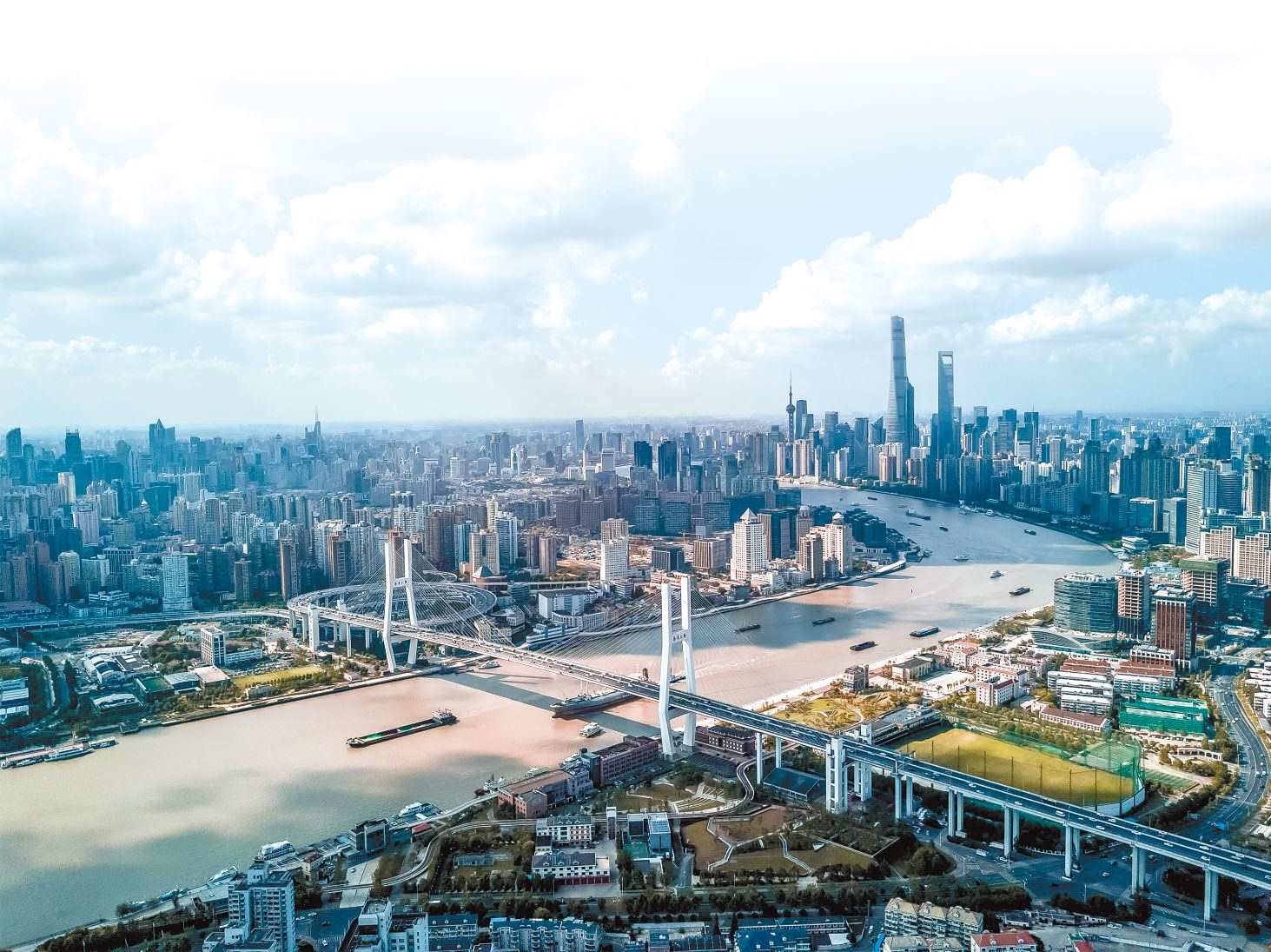  潮起東方 上海黃浦江兩岸高樓林立，風(fēng)光無(wú)限。近年來(lái)，上海以開(kāi)放創(chuàng)新之姿，謀劃推動(dòng)高質(zhì)量發(fā)展，奮力開(kāi)創(chuàng)長(zhǎng)三角一體化新局面。 德國(guó)籍導(dǎo)演、建筑師、攝影師 馬克·西格蒙德攝 “起初，我被東方古國(guó)的悠久歷史文化吸引來(lái)到中國(guó)。在上海生活的10多年間，我見(jiàn)證了這座城市的發(fā)展歷程，也感受到它兼具傳統(tǒng)與現(xiàn)代的獨(dú)特魅力?！? /></p> <p style=