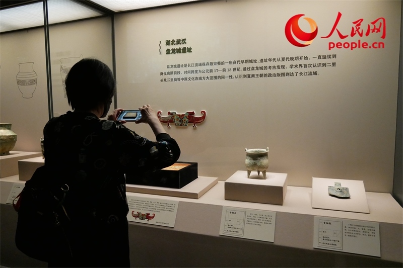今年9月，觀眾正在參觀“鑒往知遠(yuǎn)——新時(shí)代考古成果展”。人民網(wǎng)記者 韋衍行攝