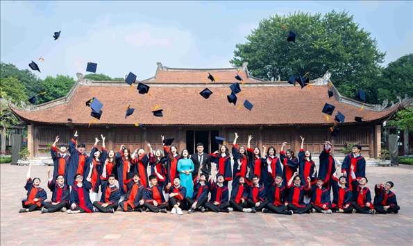 12月9日，越南首都河內(nèi)一所高中的學生在文廟內(nèi)合影留念。
