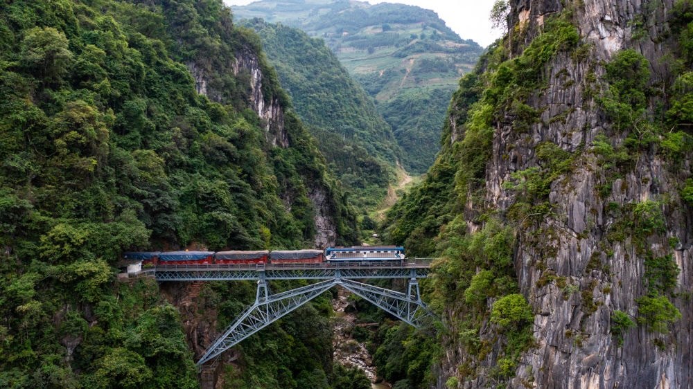 2023年6月20日，一列火車駛過人字橋。