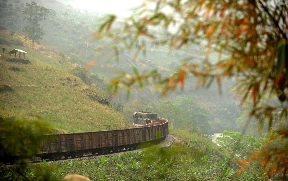 這是行駛在滇越鐵路云南省屏邊縣境內的貨運列車（2012年3月9日攝）。