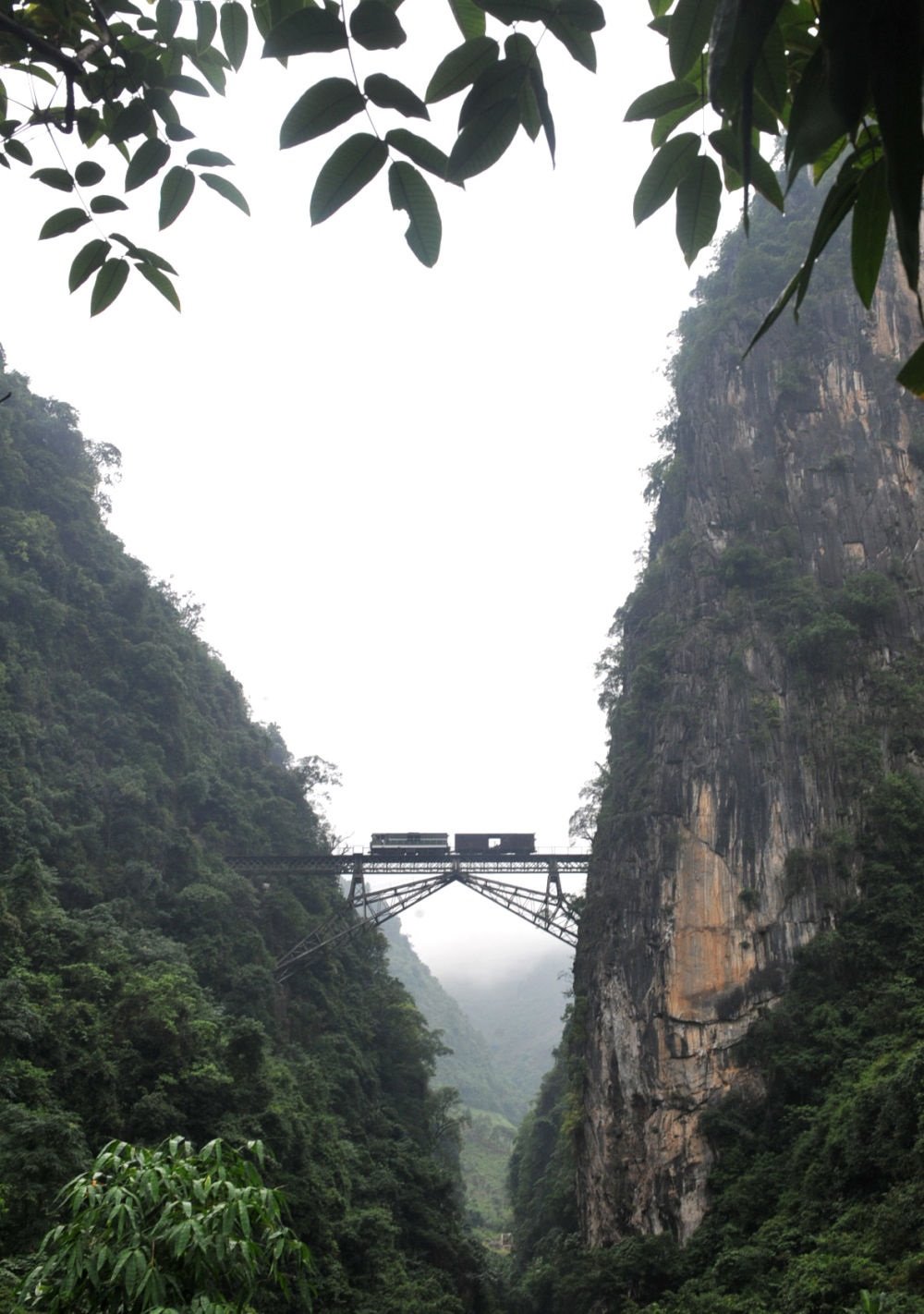 2009年6月1日，一列小火車從人字橋上通過。