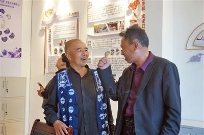  在大理州古生村訴訟服務(wù)站內(nèi)，全國(guó)人大代表樊九平為“阿鵬調(diào)解員”點(diǎn)贊。