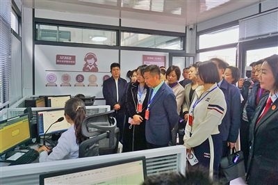  在昆明中院訴前調(diào)解工作室內(nèi)，代表們觀摩法官線上調(diào)解。