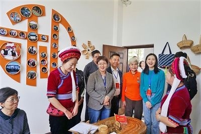  在大理法院喜洲法庭，代表們與“金花調(diào)解員”共同探討民族特色調(diào)解工作方法。