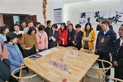  在劍川法院家事調(diào)解室內(nèi)，該院制作的《離婚證明書》引起了代表們的關(guān)注。