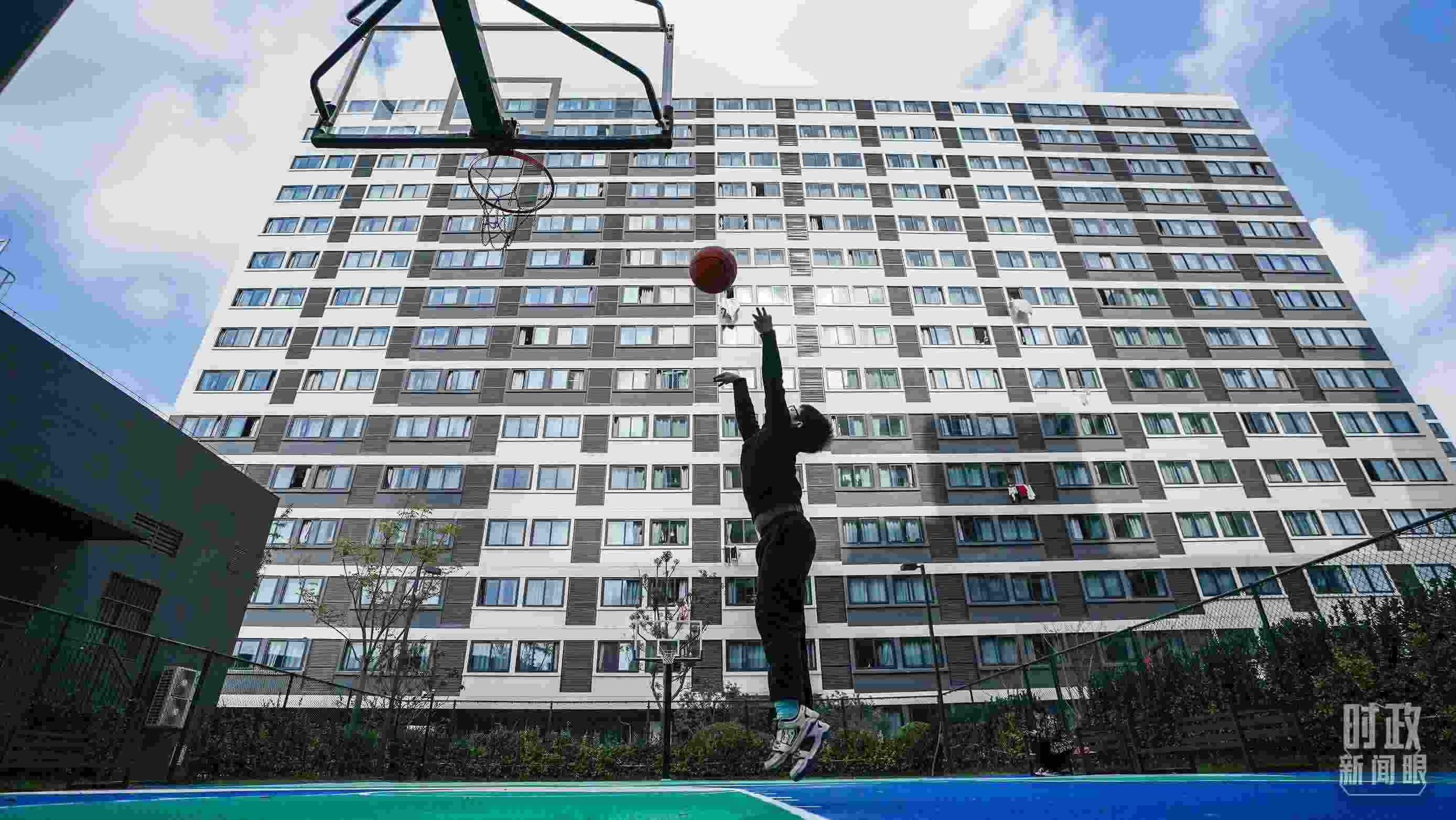 △上海市閔行區(qū)新時(shí)代城市建設(shè)者管理者之家。（總臺(tái)國(guó)廣記者李晉拍攝）