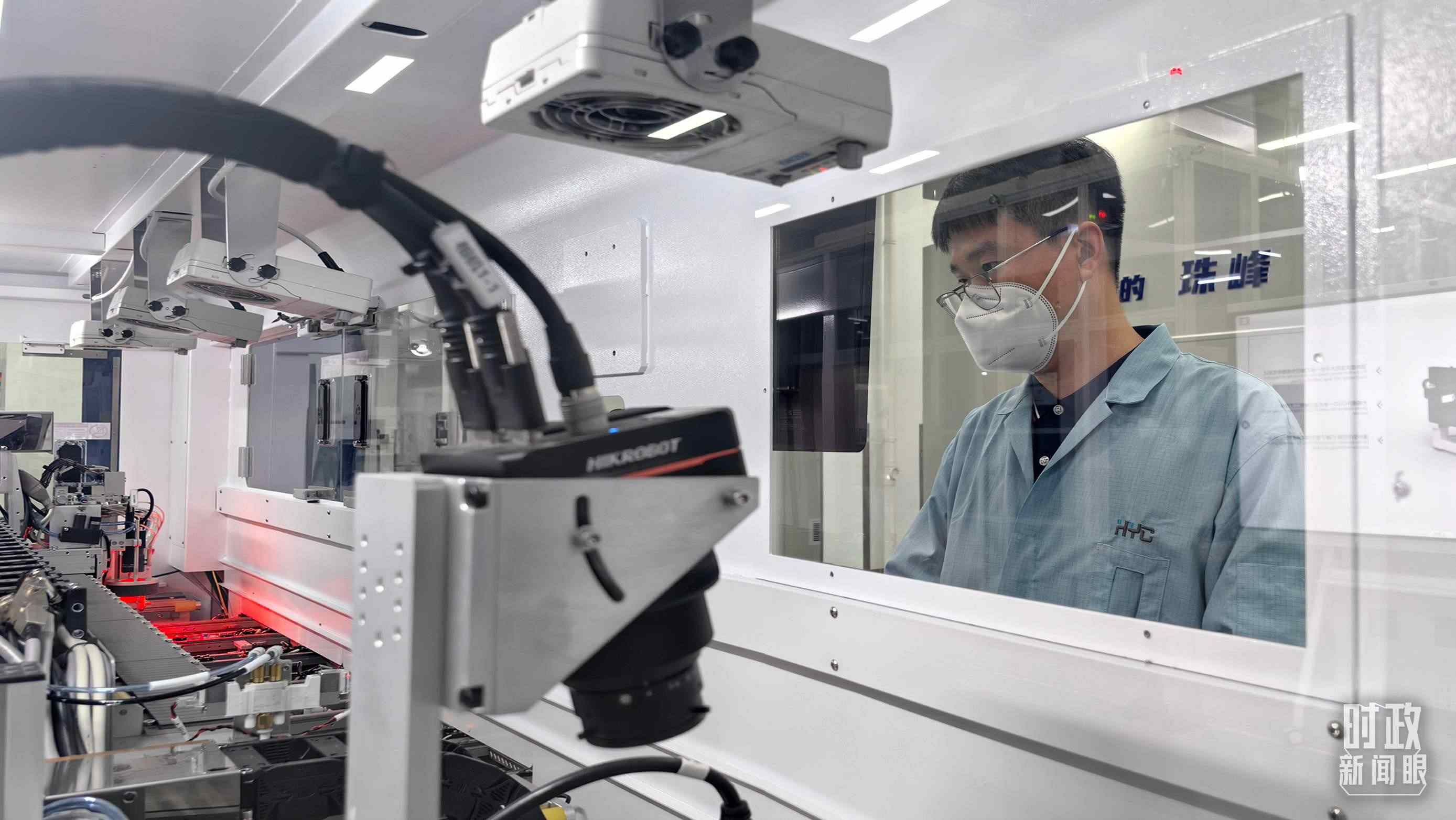 △蘇州華興源創(chuàng)科技股份有限公司員工正在研發(fā)車間內(nèi)進(jìn)行芯片測(cè)試。（總臺(tái)央廣記者潘毅拍攝）