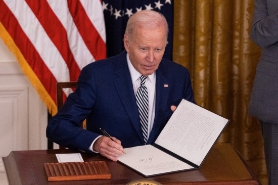 10月30日，美國總統(tǒng)拜登在華盛頓白宮簽署人工智能監(jiān)管行政令。新華社發(fā)（亞倫攝）