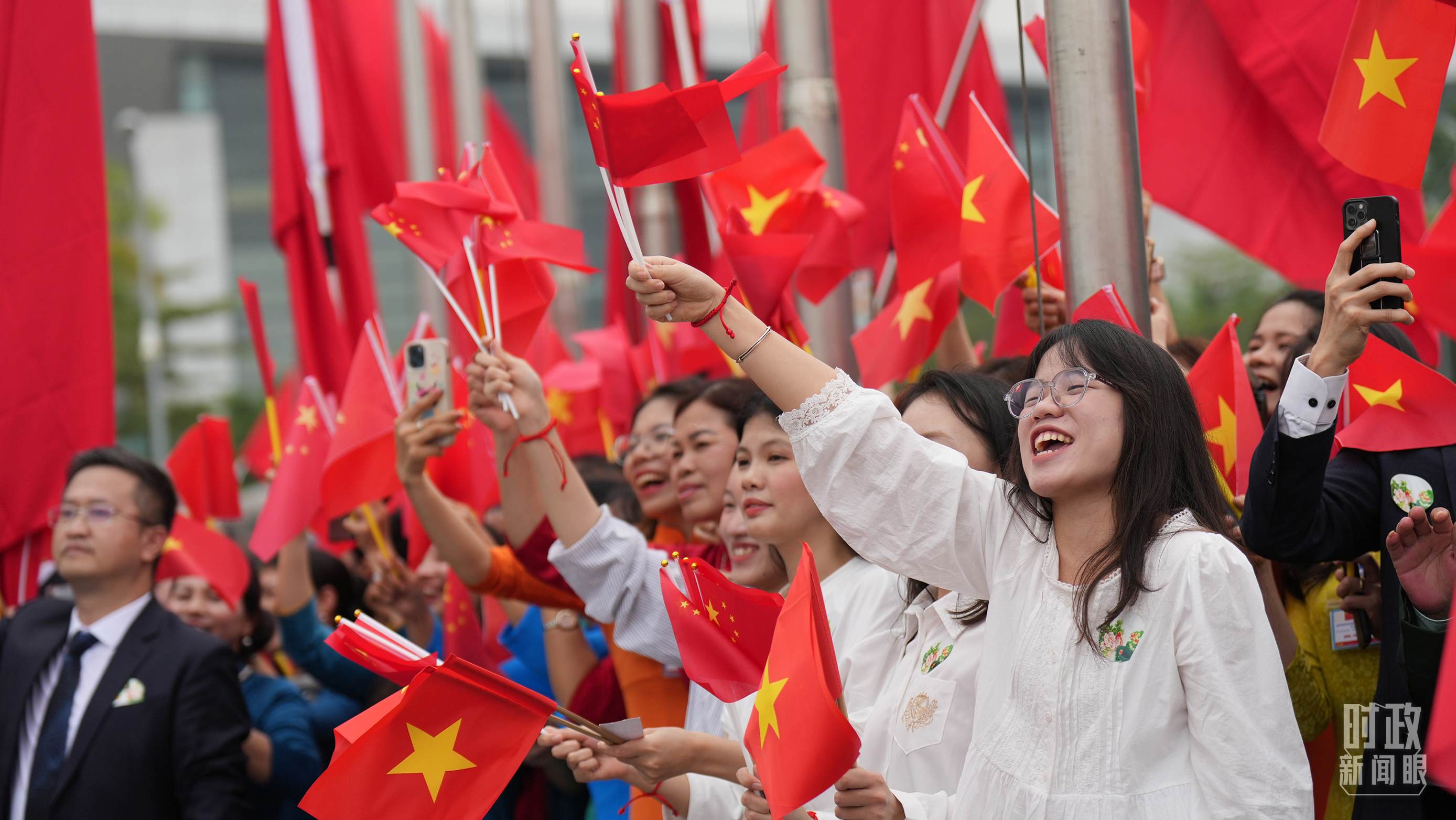 △人們揮舞兩國(guó)旗幟歡迎習(xí)近平訪越。（總臺(tái)國(guó)廣記者李晉拍攝）