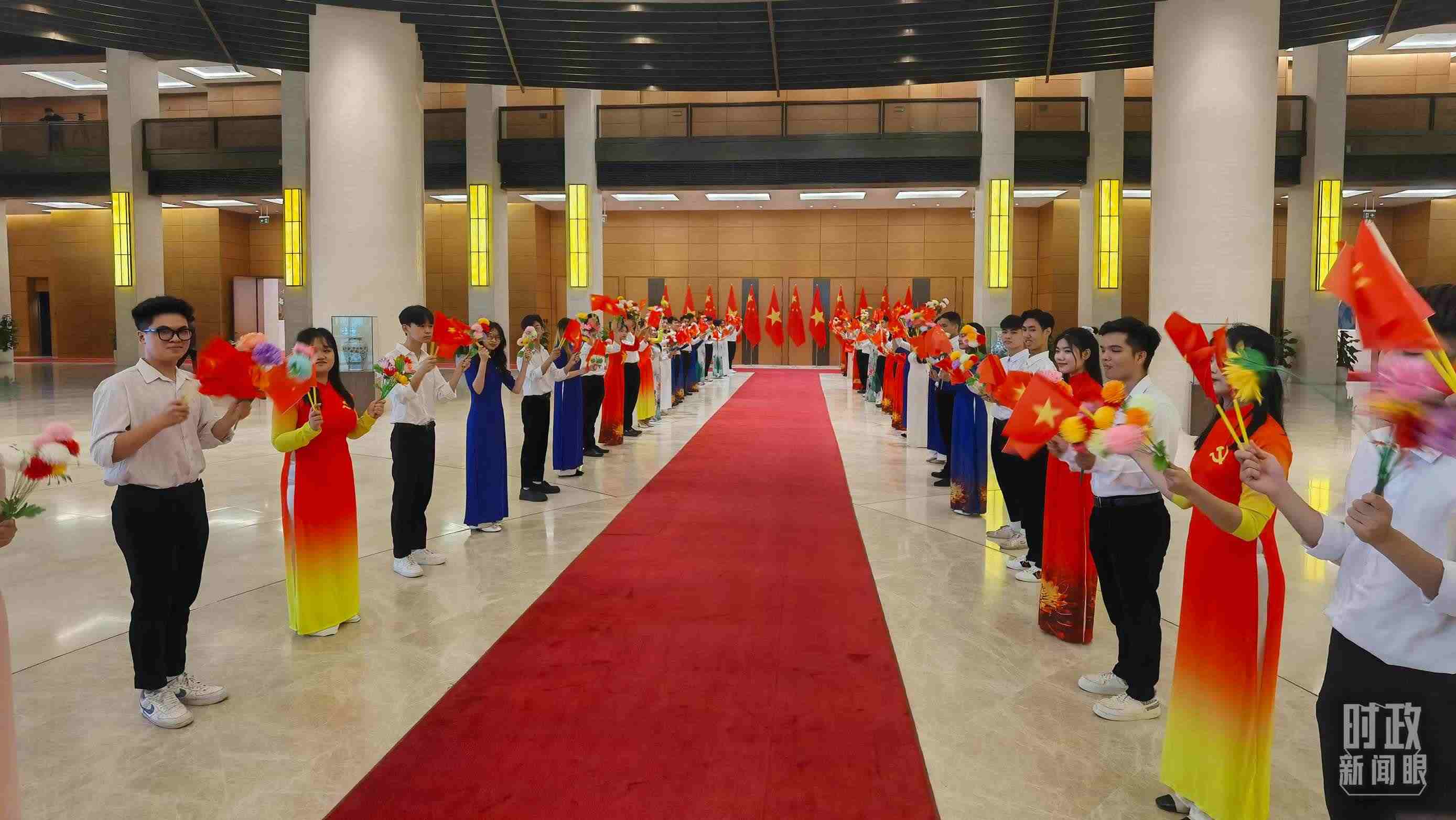 △夾道歡迎的當(dāng)?shù)厍嗄?。（總臺(tái)央視記者周志國(guó)拍攝）