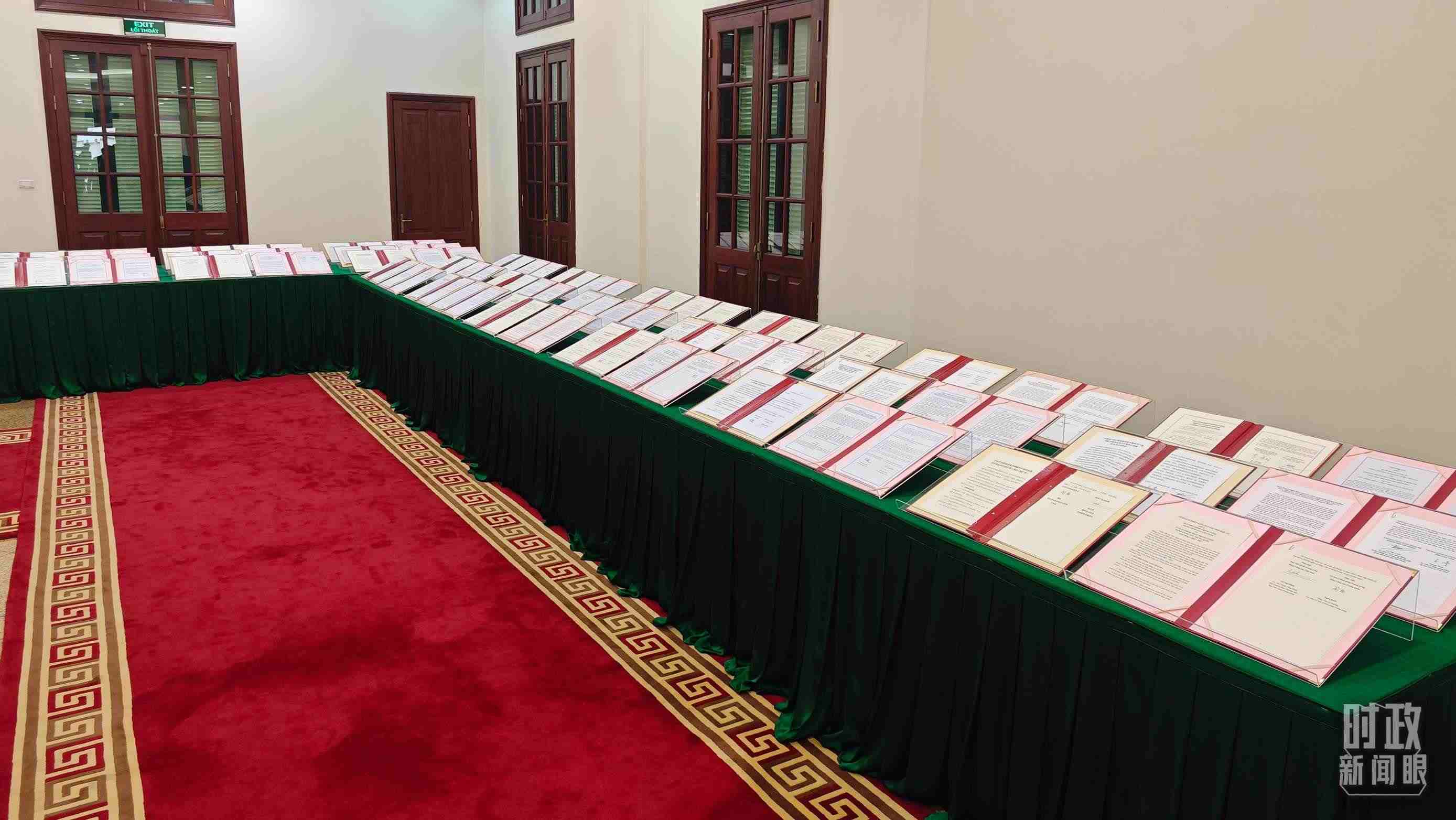 △會(huì)談后，兩黨總書記共同見證雙方簽署的雙邊合作文件展示，涵蓋共建“一帶一路”等30多個(gè)領(lǐng)域。（總臺(tái)央視記者耿小龍拍攝）