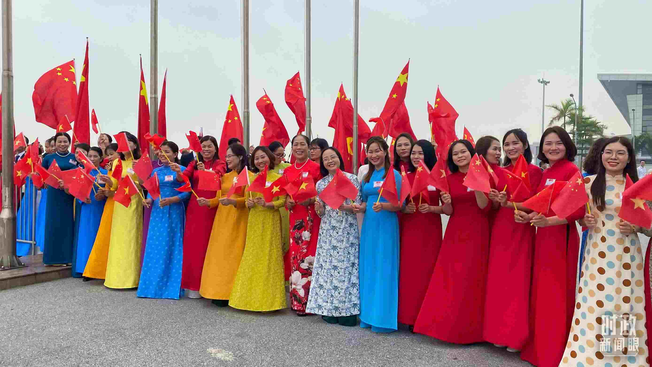 △專機(jī)抵達(dá)前，400多名中越各界代表手持兩黨兩國(guó)旗幟翹首以盼。（總臺(tái)央視記者李增仁拍攝）