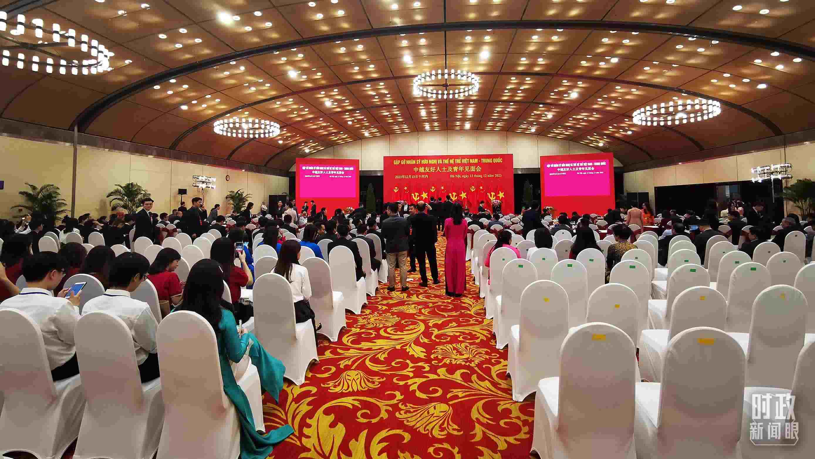 △習(xí)近平出席中越友好人士及青年見面會(huì)。這是見面會(huì)開始前的場(chǎng)景。（總臺(tái)央視記者荊偉拍攝）