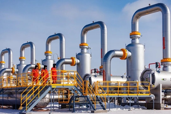 中俄東線天然氣管道黑河首站工作人員正在巡檢。受訪者供圖