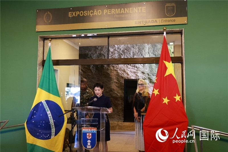 中國(guó)駐里約總領(lǐng)事田敏在攝影展開幕式上致辭。 人民網(wǎng)記者 陳海琪攝