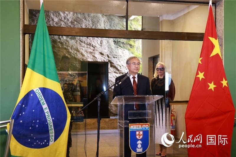 中國(guó)攝影家協(xié)會(huì)駐會(huì)副主席鄭更生在攝影展開幕式上致辭。 人民網(wǎng)記者 陳海琪攝