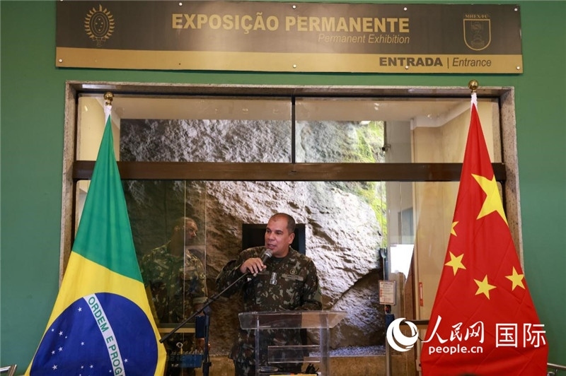 科帕卡瓦納要塞司令亞歷山大·羅伯托在攝影展開幕式上致辭。 人民網(wǎng)記者 陳海琪攝