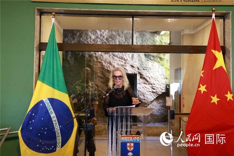 山河文化促進(jìn)中心執(zhí)行總裁瑪西婭·梅爾基奧爾在攝影展開幕式上致辭。 人民網(wǎng)記者 陳海琪攝