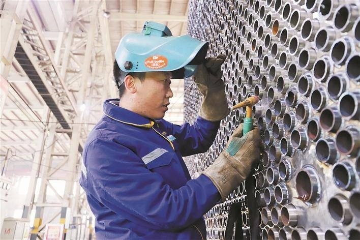 邵旭鵬在車間進(jìn)行電焊作業(yè)。受訪者供圖