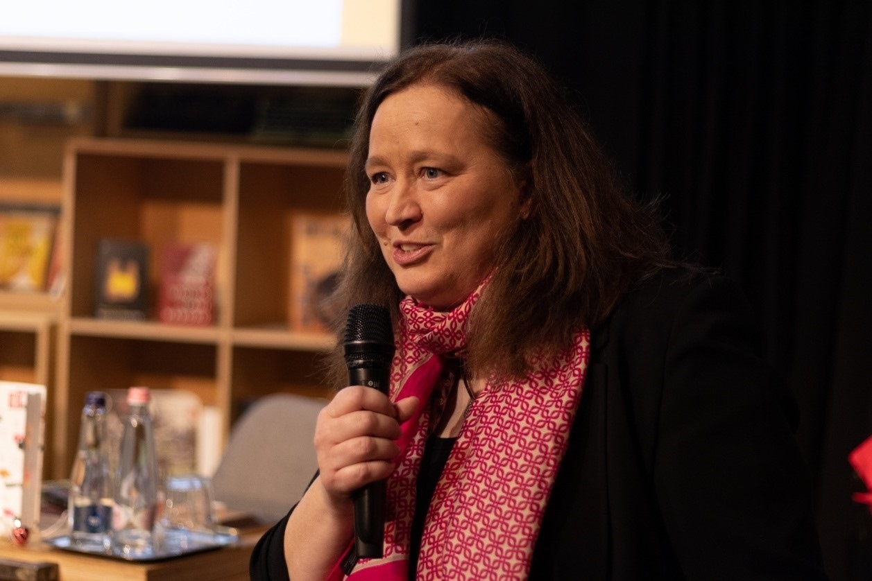 本書譯者宗博莉·克拉拉主持讀書分享會。摩爾多瓦尼·巴爾納巴斯攝