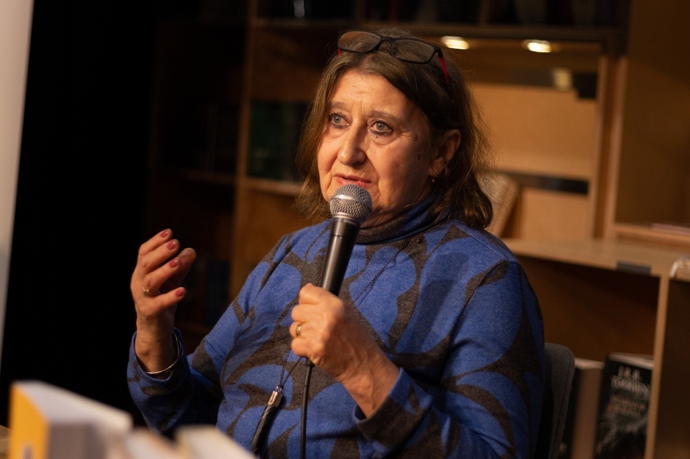 埃娃介紹作品。摩爾多瓦尼·巴爾納巴斯攝