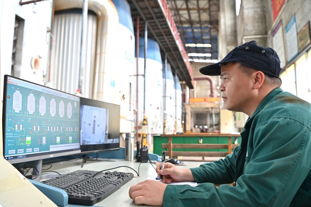 12月12日，工作人員在廣西來(lái)賓小平陽(yáng)湘桂制糖有限公司監(jiān)控蒸發(fā)系統(tǒng)。