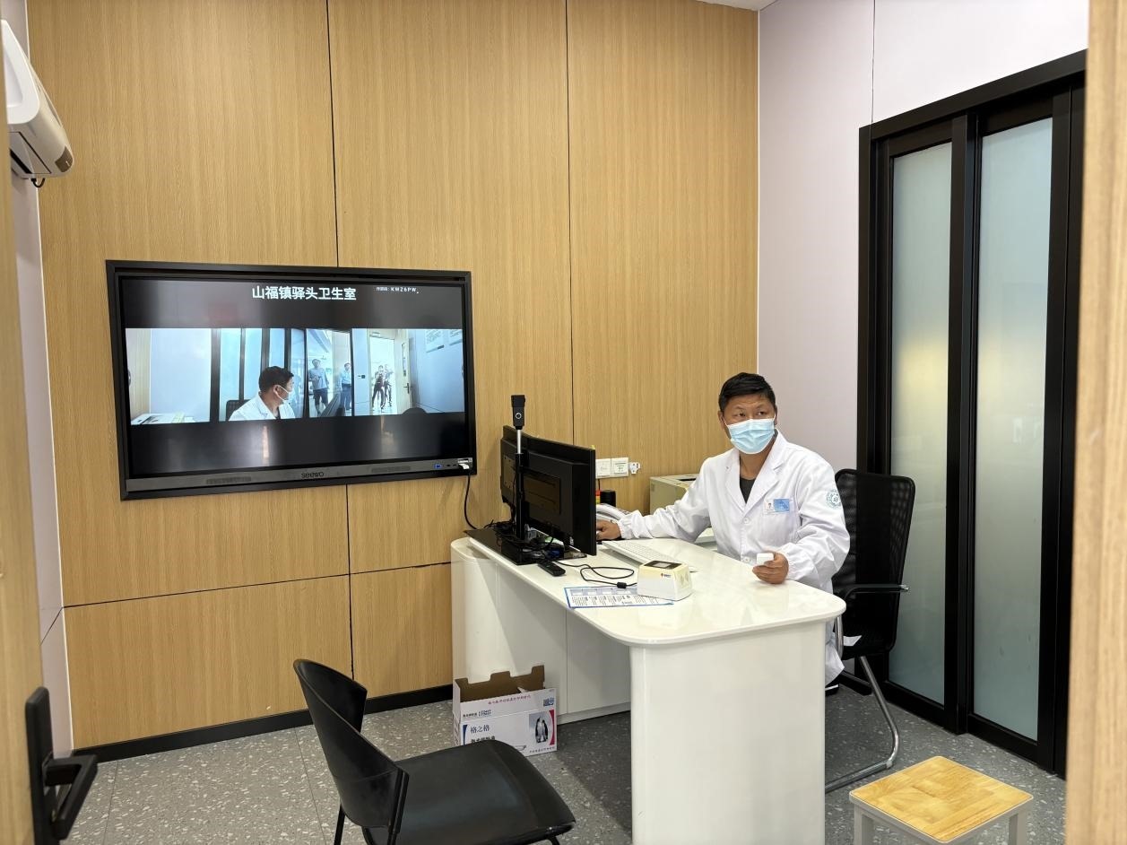 　　村里的值班醫(yī)生在線上連接三甲醫(yī)院的醫(yī)生對患者進行會診。