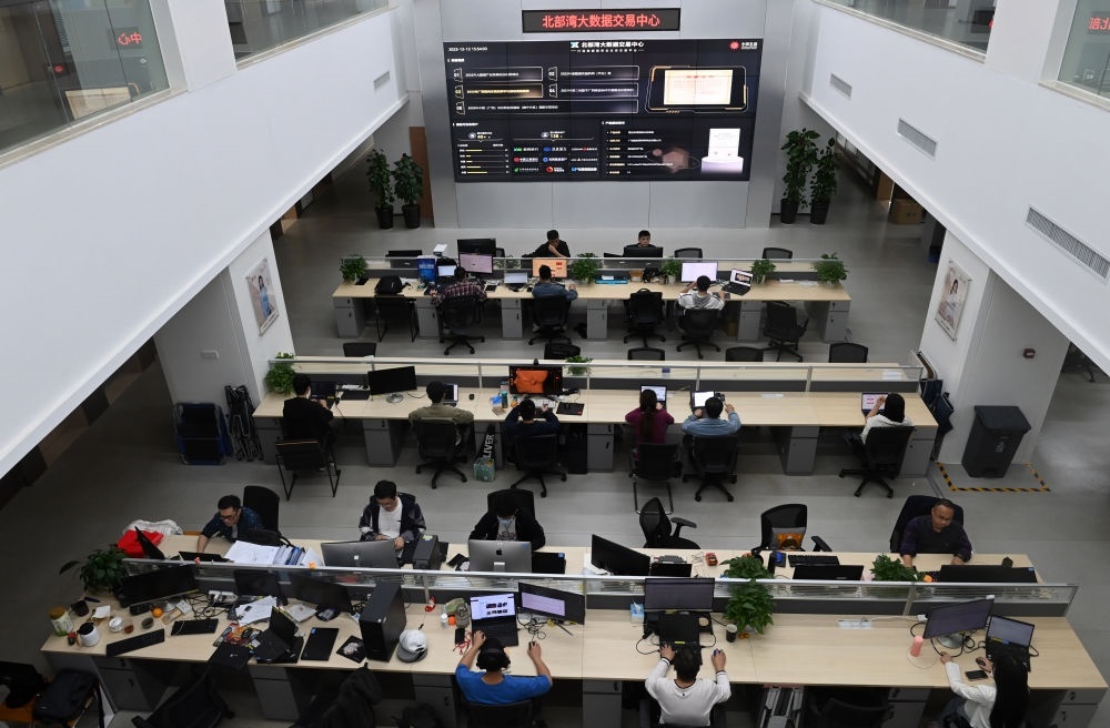 中國—東盟信息港員工在工作中。