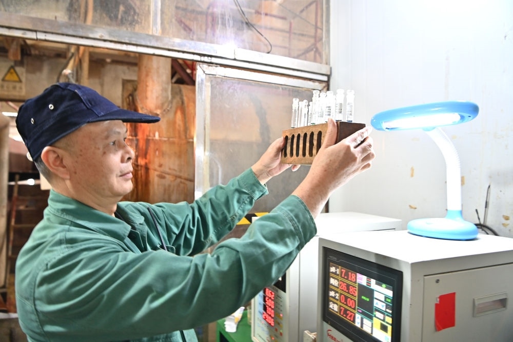 12月12日，廣西來(lái)賓小平陽(yáng)湘桂制糖有限公司的工作人員在檢測(cè)糖漿樣品。