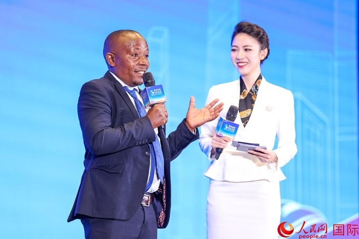 來自烏干達(dá)坎帕拉—恩德培機(jī)場高速公路項(xiàng)目的赫爾曼（左）被評為中國交建共建“一帶一路”最美外籍建設(shè)者之一。人民網(wǎng)記者 趙益普攝