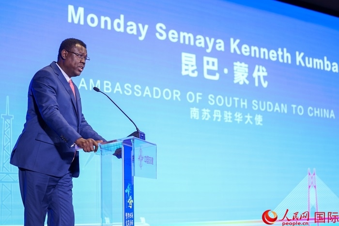南蘇丹駐華大使蒙代在發(fā)布會上致辭。人民網(wǎng)記者 趙益普攝