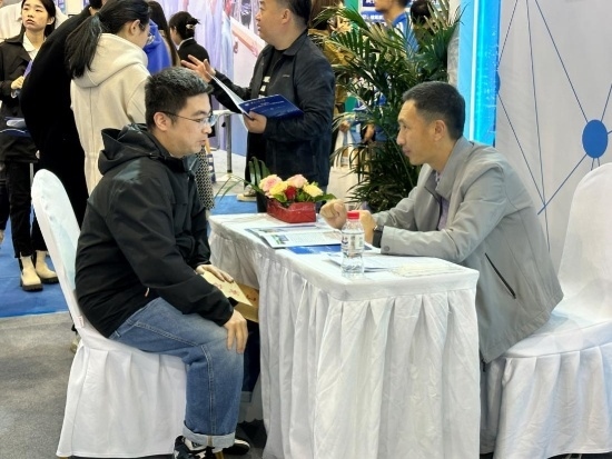 沈陽招聘會現(xiàn)場。人民網(wǎng)記者 尹柏寒攝