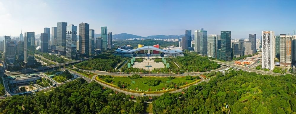 這是在廣東省深圳市拍攝的深圳市民中心和蓮花山公園一線（2020年10月2日攝，無人機照片）。新華社記者 梁旭 攝