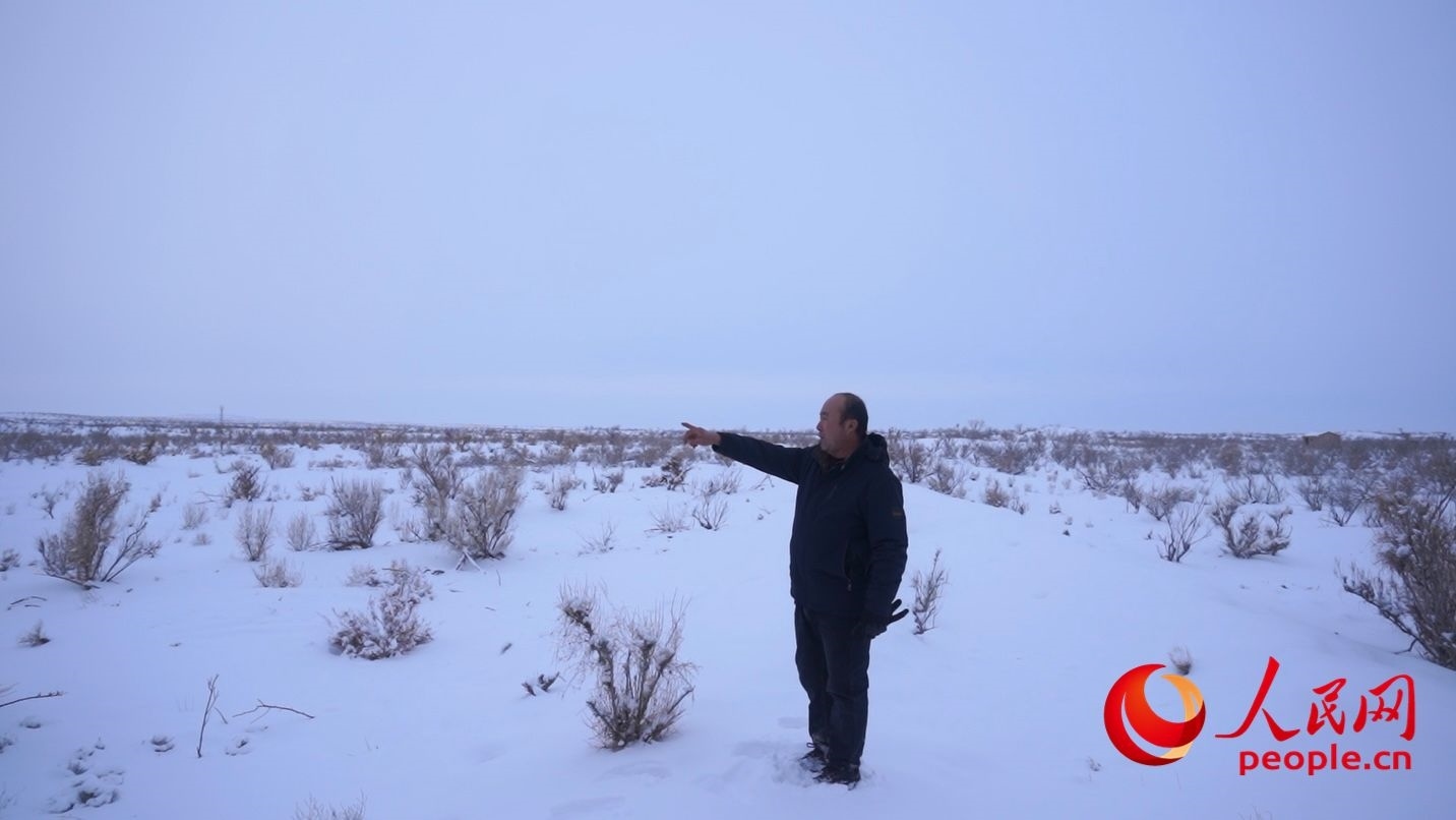 馬曉華向采訪團(tuán)介紹林場情況。人民網(wǎng) 周靜圓攝