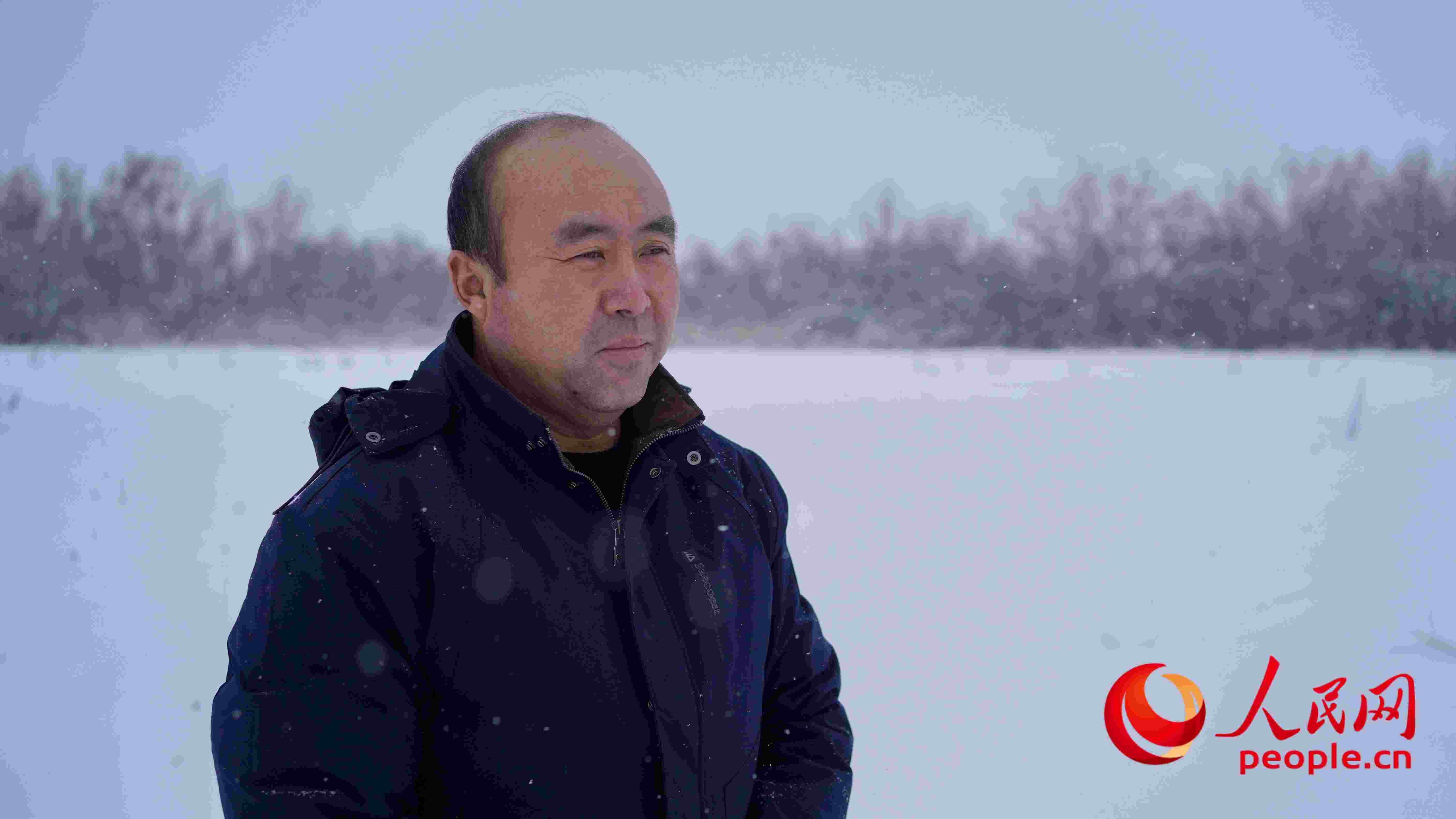 馬曉華回憶當(dāng)年和父親一起種樹的情形，滿是懷念。人民網(wǎng) 周靜圓攝