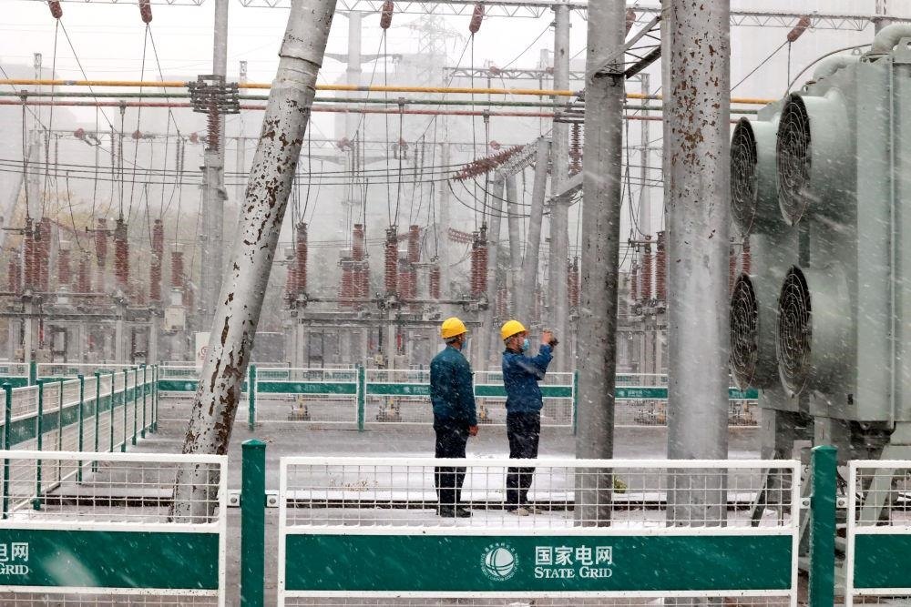 △國網(wǎng)壽光市供電公司變電運(yùn)維人員在檢查變電站積雪情況。