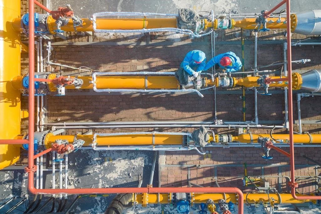 12月17日，黑龍江省哈爾濱市中慶燃氣有限責(zé)任公司成高子門站的工作人員在進行設(shè)備巡檢，保障燃氣供應(yīng)（無人機照片）。 新華社記者 張濤 攝