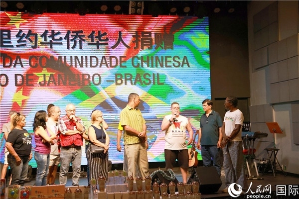 兒童殘障教育中心負(fù)責(zé)人胡里奧向捐贈(zèng)方表示感謝。人民網(wǎng)記者 陳海琪攝