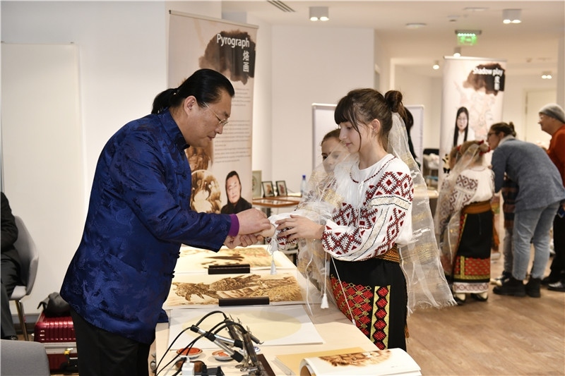 圖為羅馬尼亞小學生在現(xiàn)場體驗烙畫。 布加勒斯特中國文化中心供圖