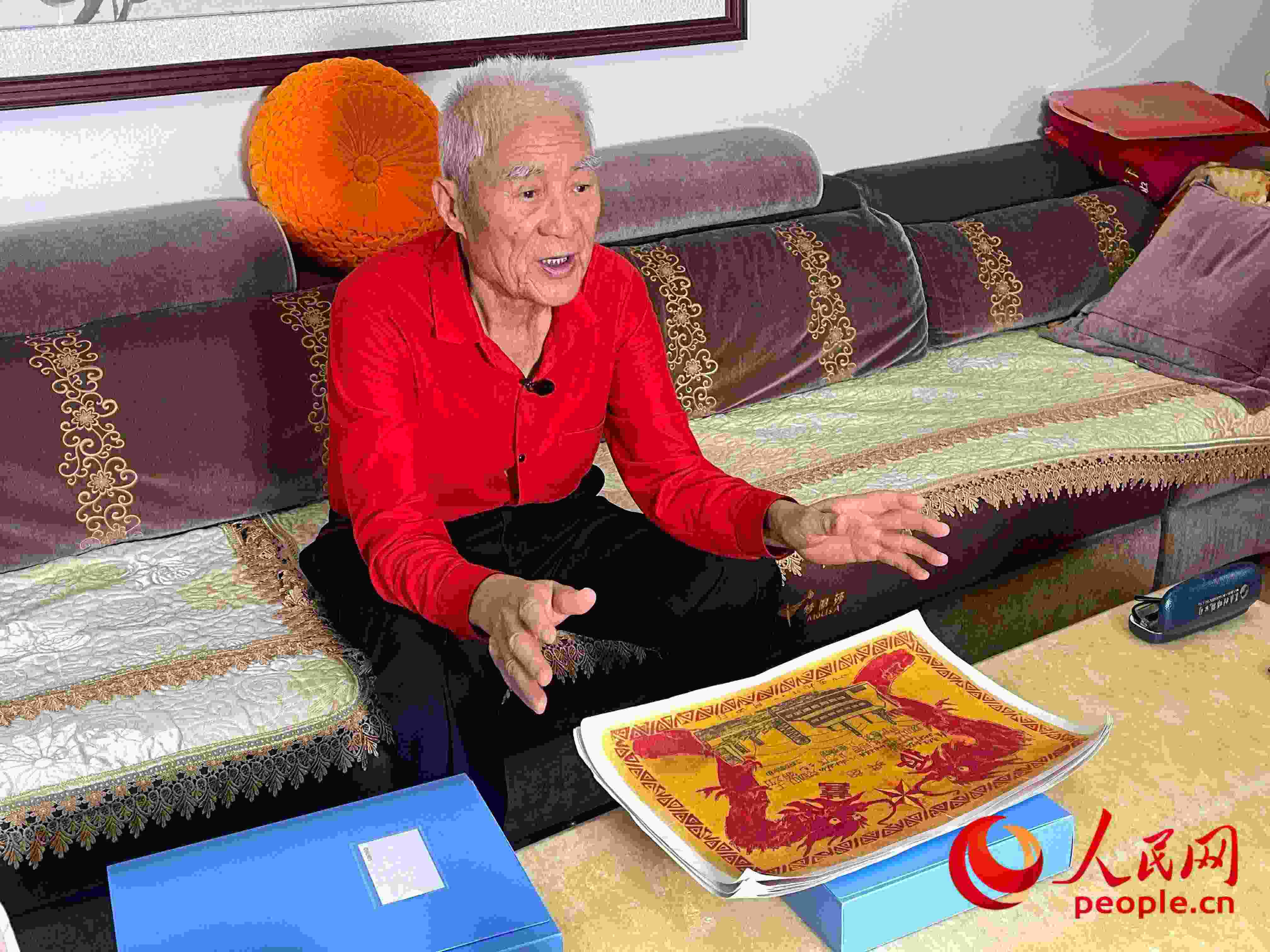 馬太生向采訪團講述自己獲得獎狀的經(jīng)歷。人民網(wǎng) 周靜圓攝