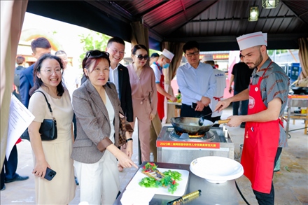 嘉賓現(xiàn)場(chǎng)觀摩。阿聯(lián)酋上?？偵虝?huì)暨同鄉(xiāng)會(huì)供圖