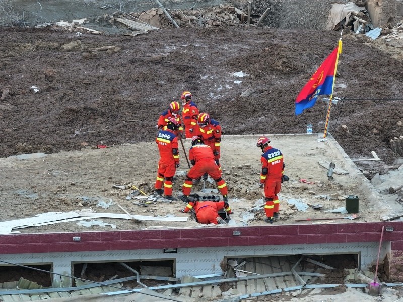 救援人員在現(xiàn)場。賀勇攝。